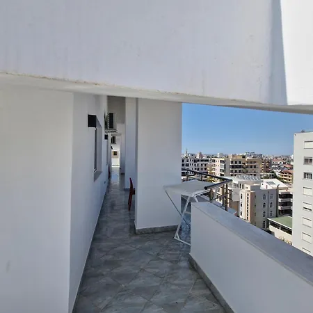 Skyline Penthouse Wrap-around Terrace & Outdoors Jacuzzi Villa *