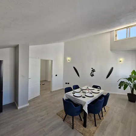 Skyline Penthouse Wrap-around Terrace & Outdoors Jacuzzi Villa *