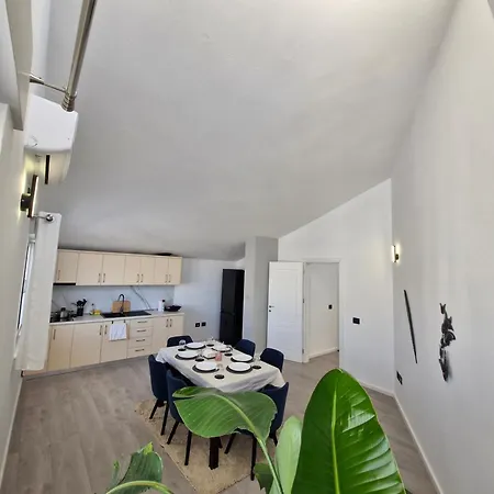 Skyline Penthouse Wrap-around Terrace & Outdoors Jacuzzi *
