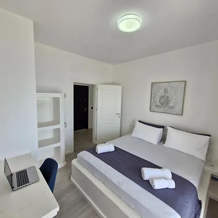 Skyline Penthouse Wrap-around Terrace & Outdoors Jacuzzi * Durres