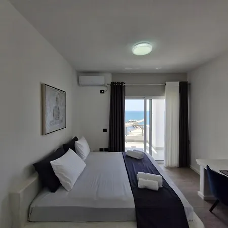 Skyline Penthouse Wrap-around Terrace & Outdoors Jacuzzi Villa *