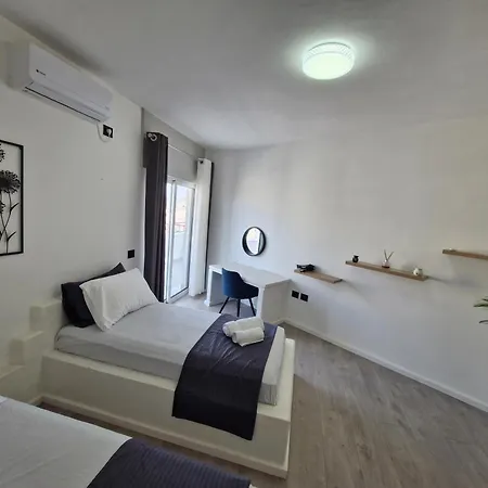 Villa Skyline Penthouse Wrap-around Terrace & Outdoors Jacuzzi *